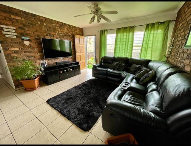 3 BEDROOM TOWNHOUSE FOR SALE IN RANGEVIEW